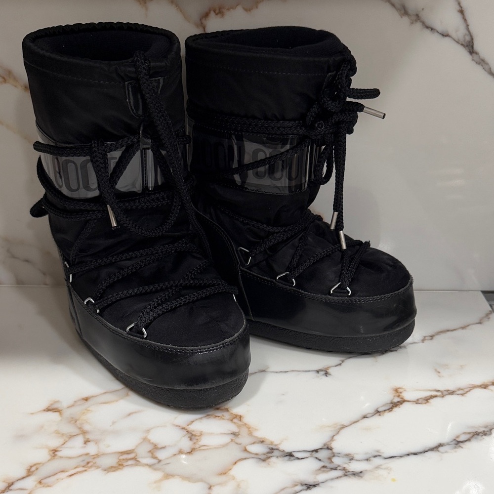 Black kids Moon Boot 10-12.5 gorgeous
